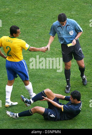 Cafu von Brasilien (L) erhält die gelbe Karte von Schiedsrichter Markus Merk (R) Nachdem er attakiert Tim Cahill von Australien (siehe unten) in der Gruppe F entsprechen der FIFA WM 2006 zwischen Brasilien und Australien in München, Deutschland, Sonntag, 18. Juni 2006. Foto: KARL-JOSEF HILDENBRAND +++ Mobile Dienste, +++ entnehmen Sie bitte den allgemeinen Geschäftsbedingungen der FIFA Stockfoto