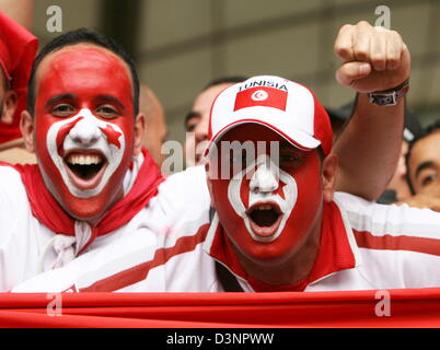 Unterstützer von Tunesien gezeigt vor der Gruppe H vorläufige entsprechen der FIFA WM 2006 zwischen Spanien und Tunesien in Stuttgart, Deutschland, Montag, 19. Juni 2006. Foto: BERND WEISSBROD +++ Mobile Dienste, +++ entnehmen Sie bitte auch die allgemeinen Geschäftsbedingungen der FIFA. Stockfoto