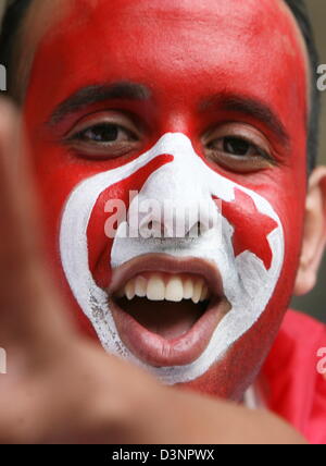 Ein Verfechter von Tunesien vor H erste Gruppenspiel des 2006 FIFA World Cup zwischen Spanien und Tunesien in Stuttgart, Deutschland, Montag, 19. Juni 2006 gezeigt. Foto: BERND WEISSBROD +++ Mobile Dienste, +++ entnehmen Sie bitte auch die allgemeinen Geschäftsbedingungen der FIFA. Stockfoto