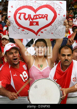 Unterstützer von Tunesien gezeigt vor der Gruppe H vorläufige entsprechen der FIFA WM 2006 zwischen Spanien und Tunesien in Stuttgart, Deutschland, Montag, 19. Juni 2006. Foto: BERND WEISSBROD +++ Mobile Dienste, +++ entnehmen Sie bitte auch die allgemeinen Geschäftsbedingungen der FIFA. Stockfoto