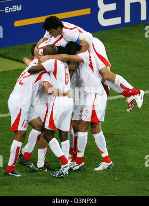 Spieler von Tunesien feiern nach Jaouhar Mnari (versteckt) punktet die 1: 0-Führung während der H erste Gruppenspiel des 2006 FIFA World Cup zwischen Spanien und Tunesien in Stuttgart, Deutschland, Montag, 19. Juni 2006. Foto: PATRICK SEEGER +++ Mobile Dienste, +++ entnehmen Sie bitte auch die allgemeinen Geschäftsbedingungen der FIFA. Stockfoto