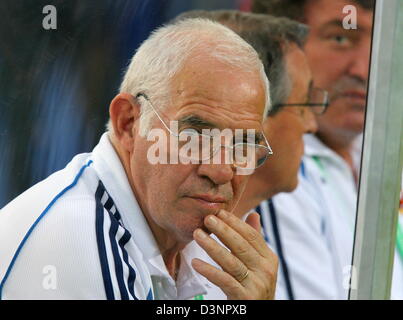 Spanische Trainer Luis Aragonés im Bild während der H erste Gruppenspiel des 2006 FIFA World Cup zwischen Spanien und Tunesien in Stuttgart, Deutschland, Montag, 19. Juni 2006. Foto: ARNE DEDERT +++ Mobile Dienste, +++ entnehmen Sie bitte auch die allgemeinen Geschäftsbedingungen der FIFA. Stockfoto