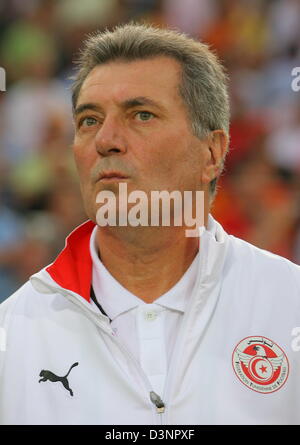 Roger Lemerre, Nationaltrainer von Tunesien, im Bild während des 2006 FIFA World Cup Gruppe H Spiels Spanien gegen Tunesien in Stuttgart, Deutschland, Montag, 19. Juni 2006. DPA/ARNE DEDERT +++ Mobile Dienste, +++ entnehmen Sie bitte auch die allgemeinen Geschäftsbedingungen der FIFA. +++(c) Dpa - Bildfunk +++ Stockfoto