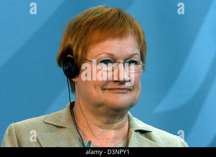 Präsidentin Tarja Halonen (L) abgebildet auf einer gemeinsamen Pressekonferenz in Berlin, Deutschland, Dienstag, 20. Juni 2006 zu beenden. Foto: Tim Brakemeier Stockfoto