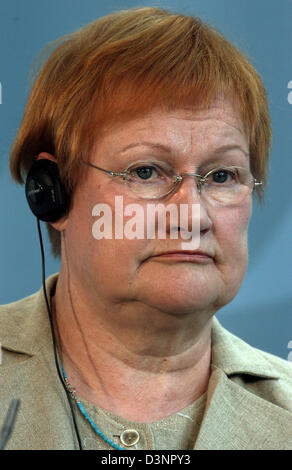 Präsidentin Tarja Halonen (L) abgebildet auf einer gemeinsamen Pressekonferenz in Berlin, Deutschland, Dienstag, 20. Juni 2006 zu beenden. Foto: Tim Brakemeier Stockfoto