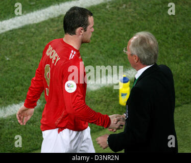 Wayne Rooney (L) aus England geht von seinem Cheftrainer Sven Goran Eriksson (R) nach Substituion während der Gruppe B-Spiel der FIFA WM 2006 zwischen Schweden und England in Köln, Deutschland, Dienstag, 20. Juni 2006. Foto: ROLF VENNENBERND +++ Mobile Dienste, +++ entnehmen Sie bitte den allgemeinen Geschäftsbedingungen der FIFA. Stockfoto