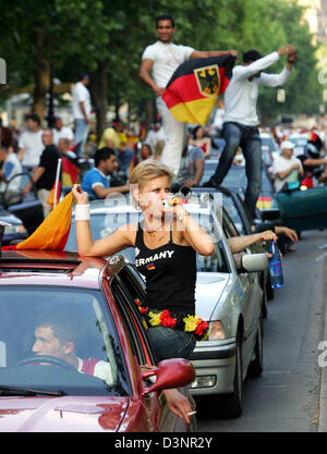 Unterstützer Welle Deutschlandfahnen während einer Autoparade nach der WM 2006 Spiel Deutschland vs Ecuador auf dem "Kudamm" in Berlin, Deutschland, Dienstag, 20. Juni 2006. Foto: Gero Breloer Stockfoto