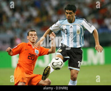 Argentinische Fußball-Spieler Juan Riquelme (R) und niederländischen Wesley Sneijder wetteifern um den Ball während des Spiels der FIFA World Cup 2006 Gruppe C in Frankfurt am Main, Deutschland, Mittwoch, 21. Juni 2006. Argentinien Gruppe C einen Zweitrunden-Krawatte mit Mexiko einzurichten, während Holland nach einem 0: 0 Portugal treffen wird gekrönt Patt. Foto: Bernd Weissbrod +++ Mobile Dienste, +++ siehe auch F Stockfoto