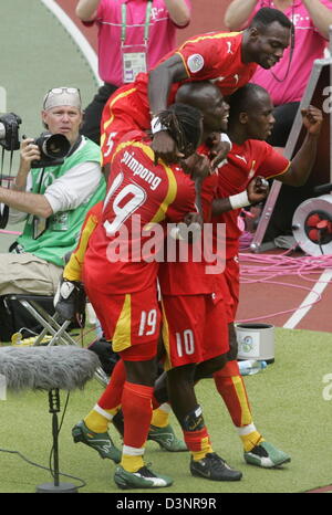 Teamkollegen und Torschütze Stephen Appiah (C 10) nach der 2: 1 in der Vorrunde Gruppe E Spiel der FIFA WM 2006 zwischen Ghana und USA in Nürnberg, Donnerstag, 22. Juni 2006 Runde zu feiern. DPA/ALEXANDER RUESCHE +++ Mobile Dienste, +++ entnehmen Sie bitte auch die allgemeinen Geschäftsbedingungen der FIFA. Stockfoto