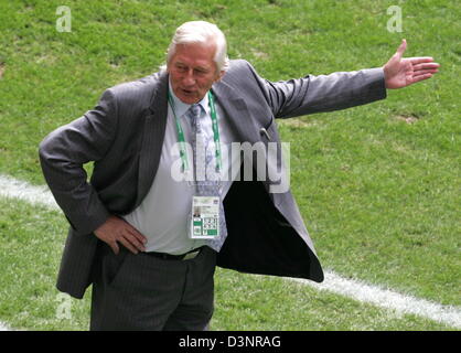 Tschechische Republik-Trainer Karel Brückner Gesten an der Seitenlinie in der Gruppe E vorläufige Vorrundenspiel des 2006 FIFA World Cup zwischen Tschechien und Italien in Hamburg, Deutschland, Donnerstag, dem 22. Juni 2006.DPA/RAINER JENSEN +++ Mobile Dienste, +++ entnehmen Sie bitte auch die allgemeinen Geschäftsbedingungen der FIFA. Stockfoto