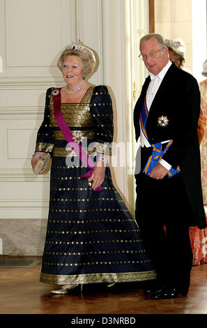 Niederländische Königin Beatrix und Belgien König Albert fotografierte ein Galadinner im Schloss Laeken in Brüssel, Belgien, Dienstag, 20. Juni 2006. Niederländischen Königin Beatrix, Prinz Willem-Alexander und Prinzessin Maxima sind auf einen 3-Tages offiziellen Staatsbesuch in Belgien. Foto: Albert Nieboer (Niederlande) Stockfoto