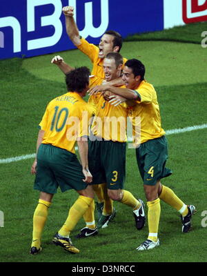 Harry Kewell (L-R), Craig Moore, Mark Viduka und Tim Cahill Australien feiern Moore es 1: 1-Unentschieden gegen Kroatien während des Spiels der Gruppe F der FIFA WM 2006 zwischen Kroatien und Australien in Stuttgart, Deutschland, Donnerstag, 22. Juni 2006. DPA/ULI DECK +++ Mobile Dienste, +++ entnehmen Sie bitte den allgemeinen Geschäftsbedingungen der FIFA Stockfoto