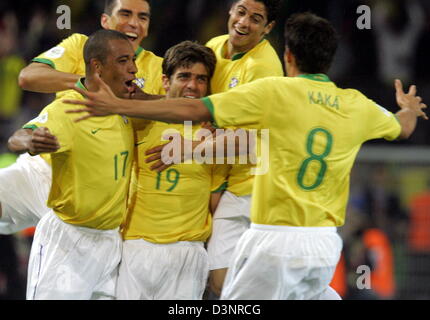 Juninho Pernambucano (C) aus Brasilien wird von Teamkollegen Gilberto Silva (L-R) Lucio, Cicinho und Kaka gefeiert nach seinem Tor die 2: 1-Führung gegen Japan während des Spiels der Gruppe F der FIFA WM 2006 zwischen Japan und Brasilien in Dortmund, Deutschland, Donnerstag, 22. Juni 2006. DPA/BERND THISSEN +++ Mobile Dienste, +++ entnehmen Sie bitte den allgemeinen Geschäftsbedingungen der FIFA. Stockfoto