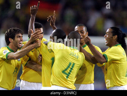 Gilberto (versteckt) aus Brasilien wird von Teamkollegen Juninho Pernambucano (L-R), Lucio, Juan, Gilberto Silva und Ronaldinho gefeiert nach seinem Tor die 3: 1-Führung gegen Japan während des Spiels der Gruppe F der FIFA WM 2006 zwischen Japan und Brasilien in Dortmund, Deutschland, Donnerstag, 22. Juni 2006.  DPA/BERND THISSEN +++ Mobile Dienste, +++ entnehmen Sie bitte den allgemeinen Geschäftsbedingungen der FIFA. Stockfoto