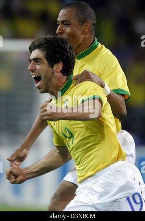 Juninho Pernambucano (L) aus Brasilien wird von seinem Teamkollegen Gilberto Silva nach seinem Tor die 2: 1-Führung gegen Japan in der Gruppe F Spiel der FIFA WM 2006 zwischen Japan und Brasilien in Dortmund, Deutschland, Donnerstag, 22. Juni 2006 gefeiert. DPA/BERND THISSEN +++ Mobile Dienste, +++ entnehmen Sie bitte den allgemeinen Geschäftsbedingungen der FIFA. Stockfoto