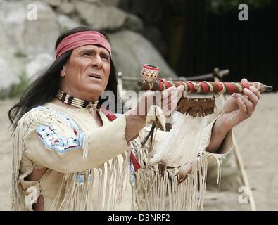 Schauspieler Gojko Mitic abgebildet Investitur der Probe "Winnetou III" an der Karl-May-Festival in Bad Segeberg, Deutschland, Freitag, 23. Juni 2006. Mitic wird der Apachen-Häuptling star das letzte Mal in dieser Saison mit Tod seine definitive Phase zum 1000. Mal am 10. September. Mitic spielte den Chef seit 1992. Foto: Ulrich Perrey Stockfoto