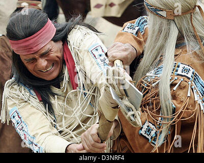 Schauspieler Gojko Mitic abgebildet Investitur der Probe "Winnetou III" an der Karl-May-Festival in Bad Segeberg, Deutschland, Freitag, 23. Juni 2006. Mitic wird der Apachen-Häuptling star das letzte Mal in dieser Saison mit Tod seine definitive Phase zum 1000. Mal am 10. September. Mitic spielte den Chef seit 1992. Foto: Ulrich Perrey Stockfoto