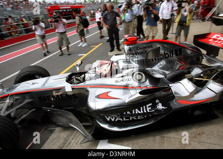 Finnische Formel1 pilot Kimi Räikkönen von McLaren Mercedes F1 überlässt die Gruben im zweiten Training der 2006 Formel1 Grand Prix von Kanada bei Gilles Villeneuve Rennstrecke in Montreal, Kanada, Freitag, 23. Juni 2006. Der Grand Prix von Kanada statt findet am Sonntag, 25 Juni. Foto: JENS BUETTNER +++(c) Dpa - Bildfunk +++ Stockfoto