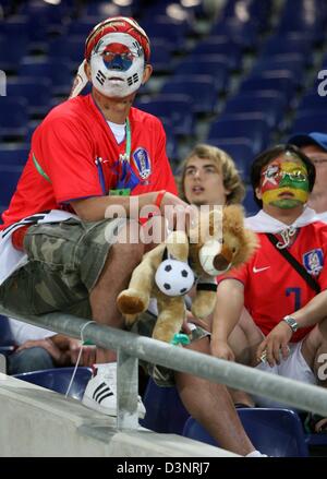 Koreanische Anhänger sind niedergeschlagen, nach die 2006 FIFA World Cup Gruppe G Spiel Schweiz gegen Südkorea in Hannover, Freitag, 23. Juni 2006. Die Schweiz besiegt Südkorea 2-0. DPA/KAY NIETFELD +++ Mobile Dienste, +++ entnehmen Sie bitte auch die allgemeinen Geschäftsbedingungen der FIFA. +++(c) Dpa - Bildfunk +++ Stockfoto