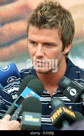 England Fußball-Star David Beckham (C) befasst sich mit die Medien um Englands Team Viertel Buehlerhoehe, Deutschland, Freitag, 23. Juni 2006. Der englische Fußball-Nationalmannschaft bereitet sich auf die 2006 FIFA World Cup Runde 16 Spiel Vs Ecuador am Sonntag, 25 Juni. DPA/POOL +++(c) Dpa - Bildfunk +++ +++(c) Dpa - Bildfunk +++ +++(c) Dpa - Bildfunk +++ Stockfoto