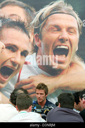 England Fußball-Star David Beckham (C) befasst sich mit die Medien um Englands Team Viertel Buehlerhoehe, Deutschland, Freitag, 23. Juni 2006. Der englische Fußball-Nationalmannschaft bereitet sich auf die 2006 FIFA World Cup Runde 16 Spiel Vs Ecuador am Sonntag, 25 Juni. DPA/POOL +++(c) Dpa - Bildfunk +++ +++(c) Dpa - Bildfunk +++ +++(c) Dpa - Bildfunk +++ Stockfoto