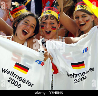 Deutschen Fans tragen Kronen in den deutschen Farben und Wave-t-Shirts lesen '-Weltmeister 2006' in Berlin, Deutschland, Samstag, 24. Juni 2006. Fußball-Enthusiasten in ganz Deutschland versammeln sich in der Öffentlichkeit Bildfläche um das Jahr 2006 zu sehen FIFA World Cup Runde 16 Spiel Deutschland Vs Schweden, die in München stattfindet. DPA/STEFFEN KUGLER Lbn +++(c) Dpa - Bildfunk +++ Stockfoto