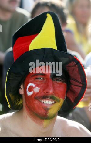 Ein deutscher Fan mit türkischen Wurzeln ist gerade der 2006 FIFA World Cup Runde 16 Spiel Deutschland Vs Schweden in München, Deutschland, Samstag, 24. Juni 2006. Fußball-Enthusiasten in ganz Deutschland sind auf den public-Viewing-Bereichen um das Spiel zu sehen Deutschland Vs Schweden sammeln, die in München stattfindet. Foto: Frank Maechler Dpa/Lby +++(c) Dpa - Bildfunk +++ Stockfoto