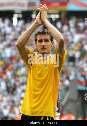 Deutsche Stürmer Miroslav Klose feiert nach der 2006 FIFA World Cup Runde 16 Spiel Deutschland Vs Schweden in München, Deutschland, Samstag, 24. Juni 2006. DPA/DANIEL KARMANN +++ Mobile Dienste, +++ entnehmen Sie bitte FIFAs AGB +++(c) Dpa - Bildfunk +++ Stockfoto