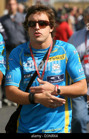 Spanische Formel1 Piloten Fernando Alonso bei Renault geht durch das Fahrerlager der Rennstrecke Gilles Villeneuve in Montreal, Kanada, Sonntag, 25. Juni 2006. Foto: Jens Büttner Stockfoto