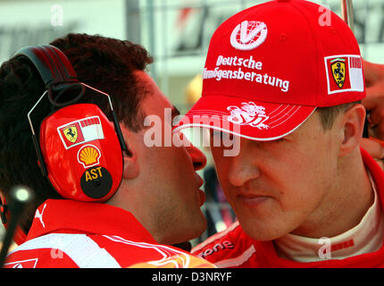 Das Bild zeigt deutsche Formel-1 pilot Michael Schumacher der Scuderia Ferrari mit einem Mechaniker auf das Gitter vor Beginn des Grand Prix von Kanada beim Rennen Gilles Villeneuve in Montreal, Kanada, Sonntag, 25. Juni 2006. Foto: Jens Büttner Stockfoto