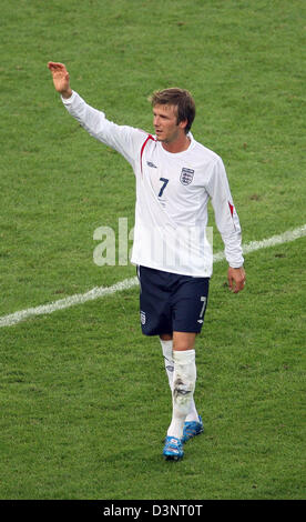 Englands Fußball star David Beckham Gesten während der FIFA WM 2006 zweite Runde Krawatte mit Ecuador in Stuttgart, Deutschland, Sonntag, 25. Juni 2006. England avancierte zum Viertelfinale mit einem 1: 0-Sieg. Foto: Uli Deck Dpa +++ Mobile Dienste, +++ entnehmen Sie bitte den allgemeinen Geschäftsbedingungen der FIFA Stockfoto