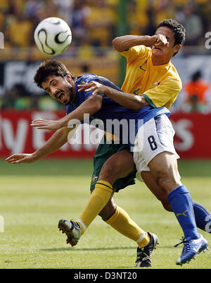 Tim Cahill (R) von Australien und Gennaro Gattuso Italiens Kampf um den Ball in der 2. Vorrundenspiel der FIFA WM 2006 zwischen Italien und Australien in Kaiserslautern, Deutschland, Montag, 26. Juni 2006. Foto: RONALD WITTEK +++ Mobile Dienste, +++ entnehmen Sie bitte den allgemeinen Geschäftsbedingungen der FIFA Stockfoto