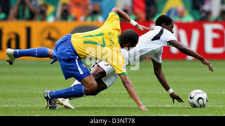 Gilberto Silva (L) aus Brasilien und Asamoah Gyan (R) aus Ghana-Kampf um den Ball in der 2. Vorrundenspiel des 2006 FIFA World Cup zwischen Brasilien und Ghana in Dortmund am Dienstag, 27. Juni 2006. Foto: ACHIM SCHEIDEMANN +++ Mobile Dienste, +++ entnehmen Sie bitte den allgemeinen Geschäftsbedingungen der FIFA Stockfoto