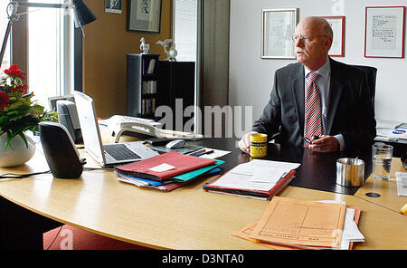 SPD-Partei-Fraktion sitzt Chef Peter Struck auf seinem Desktop mit einer Pfeife in der Hand in Berlin, Deutschland, Mittwoch, 28. Juni 2006. Foto: Steffen Kugler Stockfoto