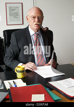 SPD Fraktion Parteichef Peter Struck sitzt an seinem Schreibtisch, raucht eine Pfeife in Berlin, Deutschland, Mittwoch, 28. Juni 2006. Foto: Steffen Kugler Stockfoto