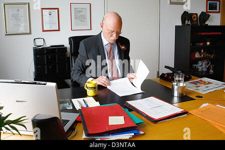 SPD Fraktion Parteichef Peter Struck sitzt an seinem Schreibtisch, raucht eine Pfeife in Berlin, Deutschland, Mittwoch, 28. Juni 2006. Foto: Steffen Kugler Stockfoto