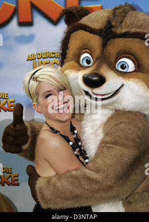 Eichhörnchen Hammy umarmt deutsche Sängerin und Schauspielerin Jeanette Biedermann bei der Premiere von "Over the Hedge" in Köln, Deutschland, Mittwoch, 28. Juni 2006. Willis leiht seine Stimme Richie der Waschbär in der Animation-Abenteuer, das in den deutschen Kinos 6. Juli 2006 eröffnet. Foto: Jörg Carstensen Stockfoto