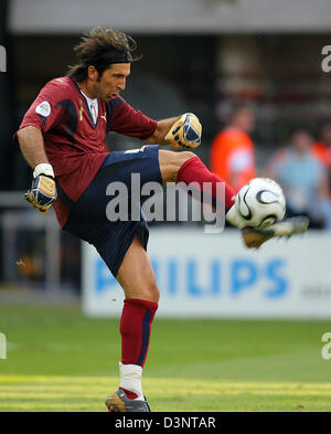 Italienische Torhüter Gianluigi Buffon von Juventus Turin kickt den Ball in der Runde der 16 Spiel des 2006 FIFA World Cup Italien vs. Australien in Kaiserslautern, Montag, 26. Juni 2006. Italien gewann 1: 0. Foto: Arne Dedert Dpa +++ Mobile Dienste, +++ entnehmen Sie bitte auch die allgemeinen Geschäftsbedingungen der FIFA. Stockfoto