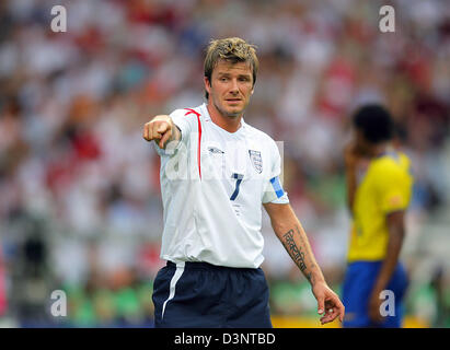 England Fußballspieler David Beckham Real Madrid Gesten während der FIFA WM 2006 zweiten Vorrundenspiel gegen Ecuador in Stuttgart, Deutschland, Sonntag, 25. Juni 2006. England avancierte zum Viertelfinale mit einem 1: 0-Sieg. Foto: Arne Dedert Stockfoto