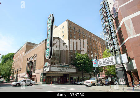 Das Bild zeigt die Arlene Schnitzer Concert Hall in Portland, USA, 30. Mai 2006. Die Halle ist ein historisches Theater Gebäude und Performing Arts Center und ist Heimat der Oregon Symphonie, White Bird Dance Company, und Portland Arts & Vorlesungen. Es ist auch ein Konzert und Film Veranstaltungsort. Ursprünglich (und manchmal auch noch genannt) das Paramount Theater, es ist auch vor Ort den Spitznamen ' t Stockfoto