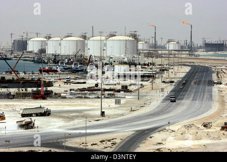 Das Bild zeigt die Gasanlage Ras Laffan Industrial City in der Nähe der Hauptstadt Doha, Qatar, 25. Mai 2006. Katars Volkseinkommen ergibt sich in erster Linie aus Erdöl- und Erdgas-Exporte. Las Raffan nutzt das riesige North Field Reservoir Gas als Rohstoff. Die Anlage wurde 1997 fertiggestellt und hat über die gesamte Kapazität jedes Jahr seit verkauft. Der Hauptabnehmer ist Chubu Electric Japans aber zusätzliche Stockfoto