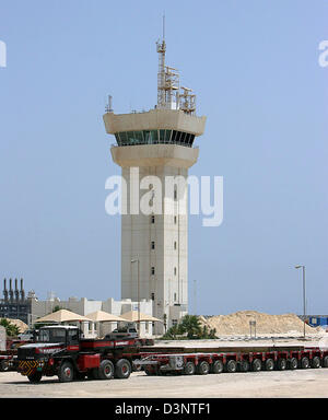 Das Bild zeigt den Kontrollturm der Gasanlage Ras Laffan Industrial City in der Nähe der Hauptstadt Doha, Qatar, 25. Mai 2006. Katars Volkseinkommen ergibt sich in erster Linie aus Erdöl- und Erdgas-Exporte. Las Raffan nutzt das riesige North Field Reservoir Gas als Rohstoff. Die Anlage wurde 1997 fertiggestellt und hat über die gesamte Kapazität jedes Jahr seit verkauft. Der Hauptabnehmer ist Chubu Electric von Jap Stockfoto