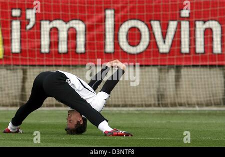 Deutschlands Torwart Jens Lehmann erwärmt sich während des Trainings in Berlin, Deutschland, Donnerstag, 29. Juni 2006. Die deutsche Fußball-Nationalmannschaft bereitet sich auf das nächste Spiel gegen Argentinien auf Freitag, 30. Juni 2006 in Berlin. Foto: DPA/OLIVER BERG Stockfoto