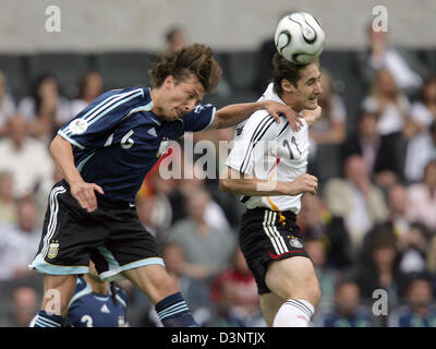 Miroslav Klose (R) Deutschland wetteifert mit Gabriel Heinze Argentinien im Viertelfinale der FIFA WM 2006 zwischen Deutschland und Argentinien im Olympiastadion in Berlin, Deutschland, Freitag, 30. Juni 2006. Foto: OLIVER BERG +++ Mobile Dienste, +++ entnehmen Sie bitte den allgemeinen Geschäftsbedingungen der FIFA. Stockfoto