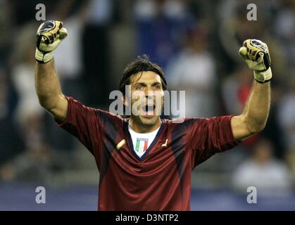 Italienischen Torwart Gianluigi Buffon feiert nach seinem Teamkollegen Luca Toni erzielte das zweite Tor während der FIFA WM 2006 im Viertelfinale Italien vs Ukraine in Hamburg, Deutschland, Freitag, 30. Juni 2006 übereinstimmen. DPA/CARMEN JASPERSEN +++ Mobile Dienste, +++ entnehmen Sie bitte auch die allgemeinen Geschäftsbedingungen der FIFA.  +++(c) Dpa - Bildfunk +++ Stockfoto