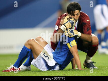 Italienische Torwart feiert Gianluigi Buffon (R) mit seinem Mannschaftskollegen Fabio Cannavaro nach dem Schlusspfiff des 2006 FIFA World Cup Viertelfinale Rückspiel Italien Vs Ukraine in Hamburg, Deutschland, Freitag, 30. Juni 2006. DPA/CARMEN JASPERSEN +++ Mobile Dienste, +++ entnehmen Sie bitte auch die allgemeinen Geschäftsbedingungen der FIFA. +++(c) Dpa - Bildfunk +++ Stockfoto