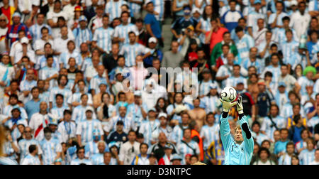 Deutsche Torhüter Jens Lehmann vor argentinischen Fans während der 2006 FIFA World Cup-Viertelfinale gemäht-Deutschland gegen Argentinien im Olympiastadion in Berlin, Deutschland, Freitag, 30. Juni 2006 abgebildet. Deutschland gewann 4: 2 im Elfmeterschießen. DPA/MICHAEL HANSCHKE +++ Mobile Dienste, +++ entnehmen Sie bitte den allgemeinen Geschäftsbedingungen der FIFA. +++(c) Dpa - Bildfunk +++ Stockfoto