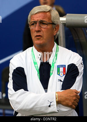 Italienische Nationaltrainer Marcello Lippi Uhren der 2006 FIFA World Cup-Viertelfinale Italien Vs Ukraine in Hamburg, Deutschland, Freitag, 30. Juni 2006 entsprechen. DPA/KAY NIETFELD +++ Mobile Dienste, +++ entnehmen Sie bitte auch die allgemeinen Geschäftsbedingungen der FIFA. +++(c) Dpa - Bildfunk +++ Stockfoto