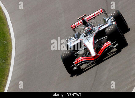 Finnische Formel1, die pilot Kimi Räikkönen im McLaren-Mercedes Team durch Schritte 13 schalten Sie während des ersten Trainings zum Formel1 United States Grand Prix 2006 auf der Indianapolis Speed Autobahn-Rennstrecke in Indianapolis, USA, Freitag, 30. Juni 2006. Den USA Grand Prix statt findet am Sonntag, 2. Juli 2006. Foto: Jens Buettner +++(c) Dpa - Bildfun Stockfoto