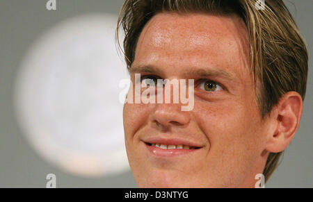 Deutsche Spieler Tim Borowski bei der Pressekonferenz in Berlin, Sonntag, 2. Juli 2006 gesehen. Die deutsche Fußball-Nationalmannschaft bereitet auf Dienstag, 4. Juli 2006, 2006 FIFA World Cup Halbfinale gegen Italien in Dortmund.  Foto: MICHAEL HANSCHKE Stockfoto